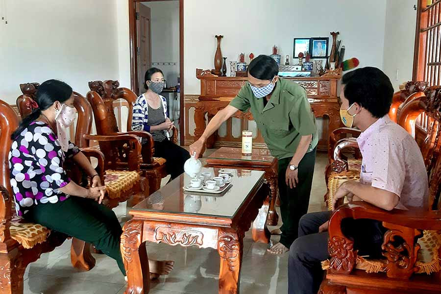 Chi bộ tổ dân phố 6, thị trấn Ia Kha phân công đảng viên đến gõ cửa từng nhà để tuyên truyền thực hiện các biện pháp phòng-chống dịch bệnh. Ảnh: Minh Nguyễn Chi bộ tổ dân phố 6, thị trấn Ia Kha phân công đảng viên đến gõ cửa từng nhà để tuyên truyền thực hiện các biện pháp phòng chống dịch bệnh. Minh Triều