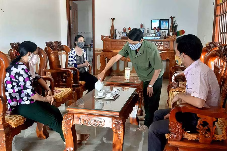 Chi bộ tổ dân phố 6, thị trấn Ia Kha phân công đảng viên đến gõ cửa từng nhà để tuyên truyền thực hiện các biện pháp phòng chống dịch bệnh. Minh Triều