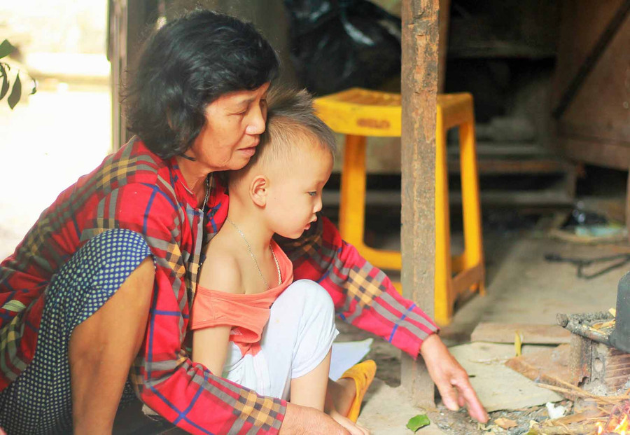 Bà Trương Thị Hội cùng cháu trong căn nhà của mình. Ảnh: Hà Phương Bà Trương Thị Hội cùng cháu trong căn nhà của mình. Ảnh: Hà Phương