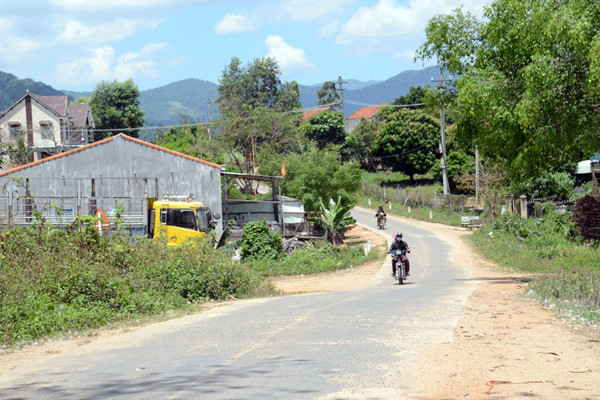 Đường vào xã Lơ Ku. Ảnh: K.N.B