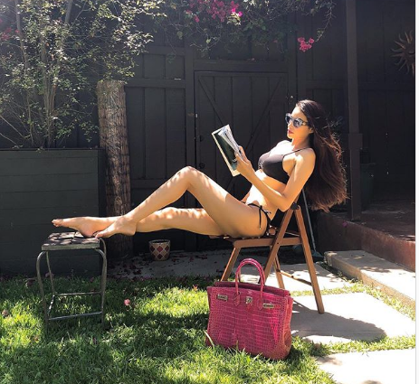 "Giọt nắng bên thềm" là chia sẻ của Hoa hậu Phạm Hương khi mặc bikini check-in tại nhà ở Mỹ trong ngày.