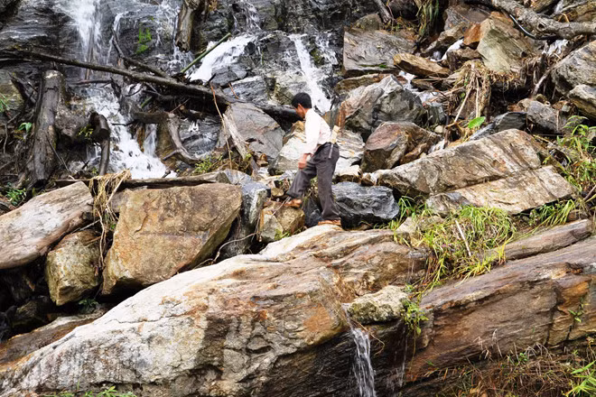 Ông Thập đi ra suối để tìm những phiến đá về làm đàn đá Ông Thập đi ra suối để tìm những phiến đá về làm đàn đá