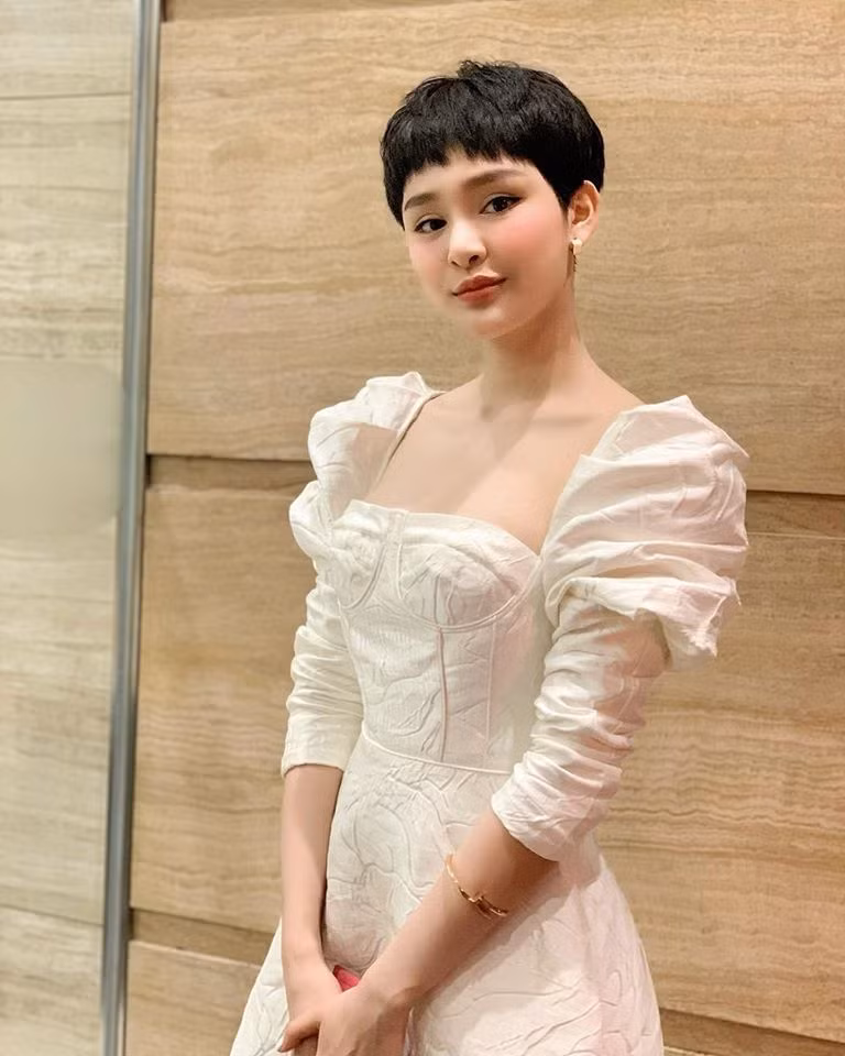 Sau The Voice 2017, Hiền Hồ là một trong những giọng ca thành công nhất mùa giải. Cô có nhiều ca khúc hit được khán giả yêu thích.