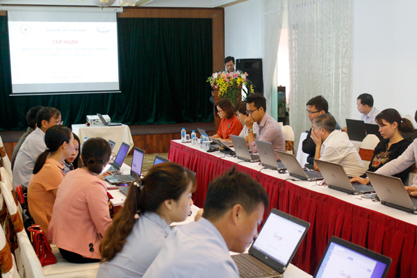 Tập huấn sử dụng phần mềm báo cáo phòng-chống bệnh sốt rét cho cán bộ y tế. Ảnh: P.L