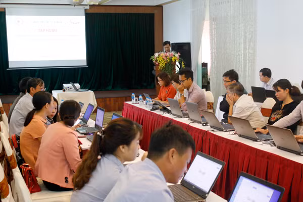 Tập huấn sử dụng phần mềm báo cáo phòng-chống bệnh sốt rét cho cán bộ y tế. Ảnh: P.L