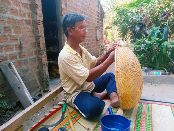Ông Rah Lan Djeng (thôn Ma Rin 1, xã Ia Ma Rơn, huyện Ia Pa) cần mẫn đan rổ tre. Ảnh: R.H Ông Rah Lan Djeng (thôn Ma Rin 1, xã Ia Ma Rơn, huyện Ia Pa) cần mẫn đan rổ tre. Ảnh: R.H