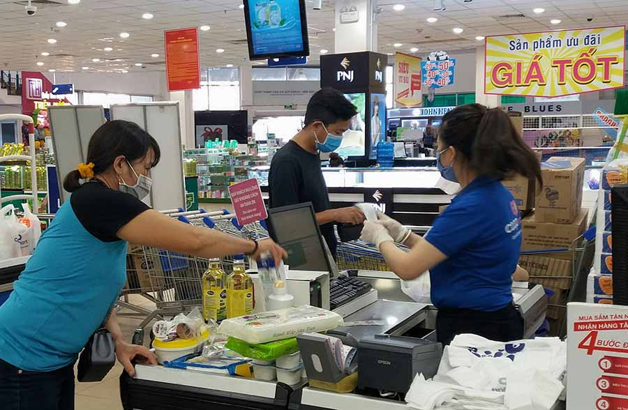  Đảm bảo khoảng cách an toàn người cách người 2 m khi tính tiền tại Siêu thị Co.op Mart Pleiku. Ảnh: N.Y