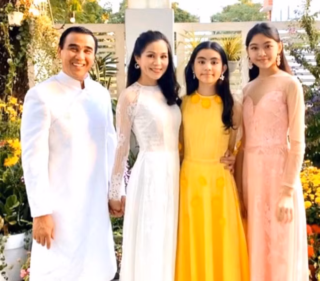 Dù rất bận với công việc nghệ thuật nhưng Quyền Linh luôn tranh thủ thời gian bên cạnh, chăm sóc vợ và con. “Tôi là đàn ông nhưng sẵn sàng dậy từ 5h30 sáng lo giặt đồ, nấu bếp. Bà xã có thể phụ trách chuyện kiếm tiền, sửa nhà, đón con