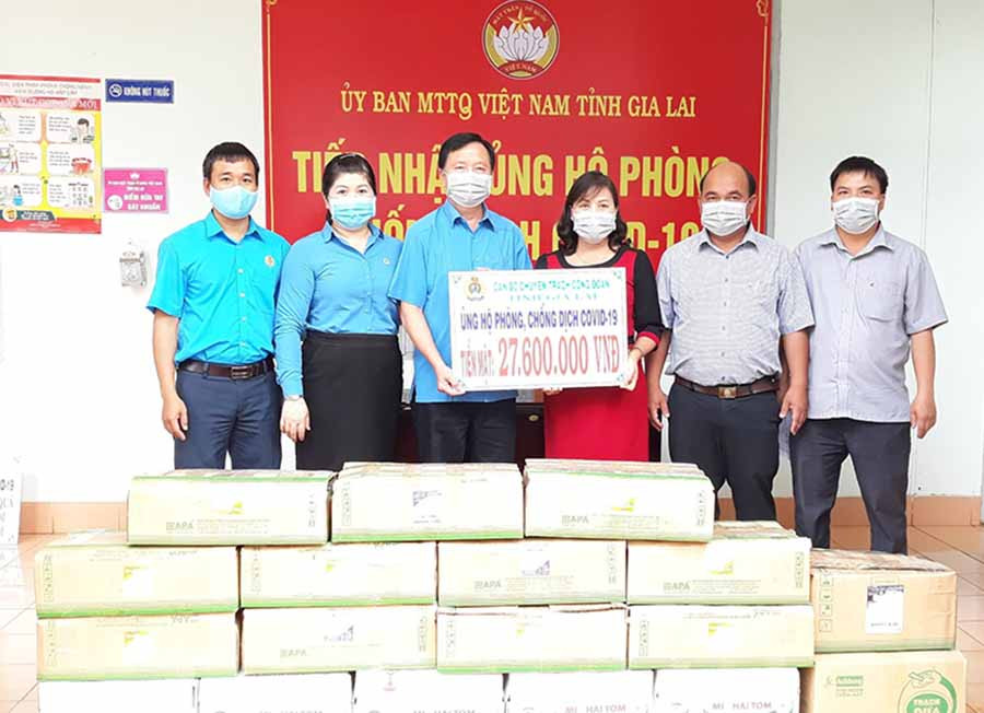 Cán bộ chuyên trách Công đoàn tỉnh hỗ trợ 27,6 triệu đồng cho các đơn vị làm công tác phòng-chống dịch.Ảnh: Đ.Y