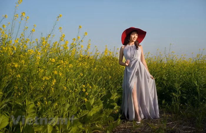 Wrap dress là tên gọi những chiếc váy liền với thiết kế tựa như tấm vải lớn quấn điệu đà quanh cơ thể, độ dài của váy phụ thuộc vào dáng người. Loại váy này phù hợp với hầu hết dáng người, chất vải rủ mềm mại cùng điểm nhấn ở eo giúp người mặc khéo léo che khuyết điểm. (Ảnh: Mai Mai/Vietnam+)
