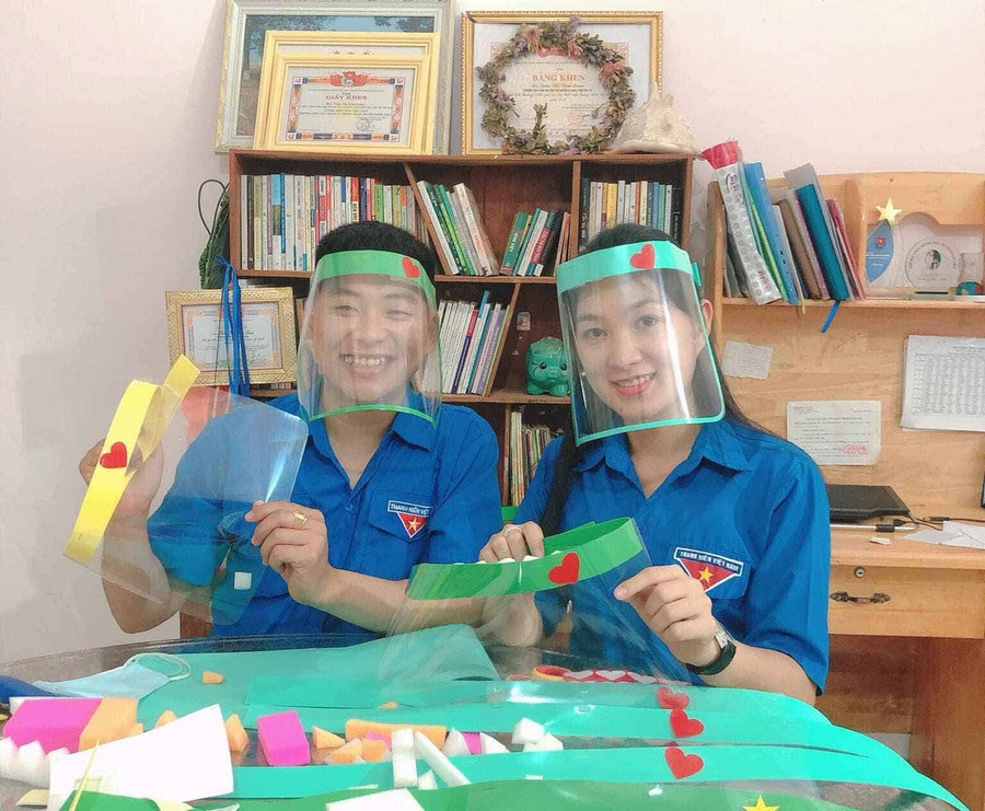 Các thành viên Câu lạc bộ Ước mơ xanh làm mặt nạ ngăn giọt bắn. Ảnh: Phan Lài Các thành viên Câu lạc bộ Ước mơ xanh làm mặt nạ ngăn giọt bắn. Ảnh: Phan Lài