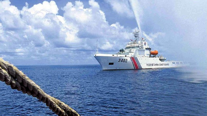 Tàu hải cảnh Trung Quốc phun vòi rồng vào tàu cá Philippines trong một sự cố ở biển Đông. Ảnh: AP Tàu hải cảnh Trung Quốc phun vòi rồng vào tàu cá Philippines trong một sự cố ở biển Đông. Ảnh: AP