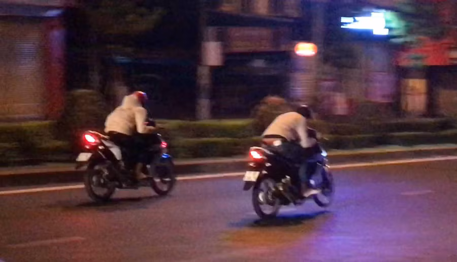 Nhiều thanh-thiếu niên đua kéo gây rối trên đường Nguyễn Tất Thành vào tối 5-4. Ảnh: Văn Ngọc