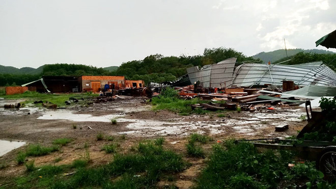 Mái nhà dân bị lốc xoáy cuốn ra xa hàng chục mét. ẢNH: TRÙNG DƯƠNG