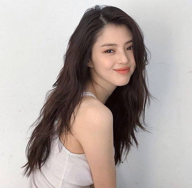 Cô cũng luôn xem xịt khoáng là vật bất ly thân của mình.