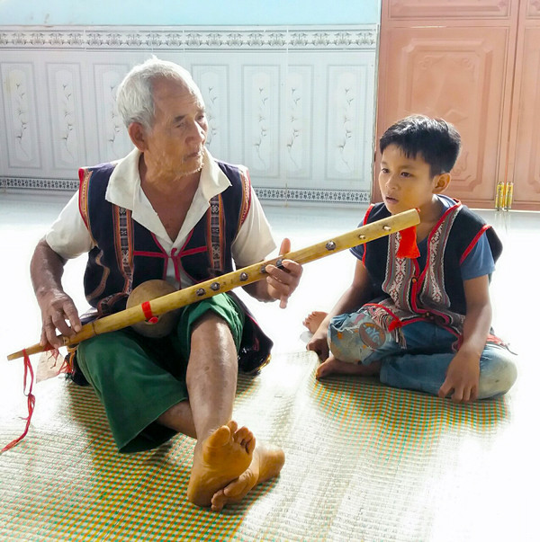 Ông Rơ Châm Nha đã gần 80 tuổi nhưng cũng tích cực tham gia truyền dạy nhạc cụ dân tộc cho lớp trẻ. Ảnh: N.N Ông Rơ Châm Nha đã gần 80 tuổi nhưng cũng tích cực tham gia truyền dạy nhạc cụ dân tộc cho lớp trẻ. Ảnh: N.N
