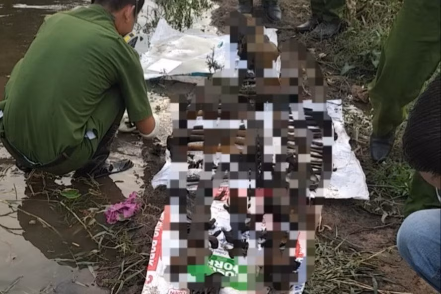 Công an khám nghiệm hiện trường. Ảnh: AX Công an khám nghiệm hiện trường. Ảnh: AX