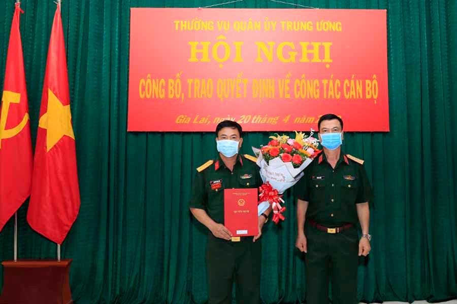 Thiếu tướng Bùi Huy Biết, Chính ủy Quân đoàn 3 tặng hoa chúc mừng Đại tá Nguyễn Anh Tuấn nhận cương vị mới. Ảnh: Duy Hiển