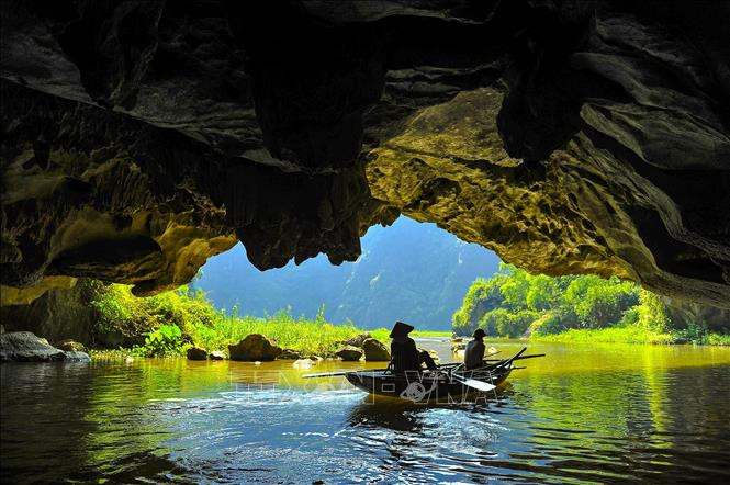 Các hang động được bao quanh bởi sông, lúa đưa con người chìm đắm vào thiên nhiên.  Các hang động được bao quanh bởi sông, lúa đưa con người chìm đắm vào thiên nhiên.