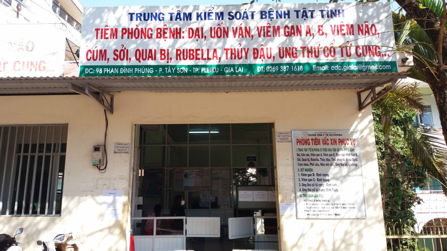 Ngày 1-4, tại TP.Pleiku đã xảy ra vụ một con chó thả rông cắn người khiến 16 trường hợp phải đi tiêm vắc xin, huyết thanh kháng dại tại Trung tâm Kiểm soát bệnh tật tỉnh. Ảnh: Như Ý