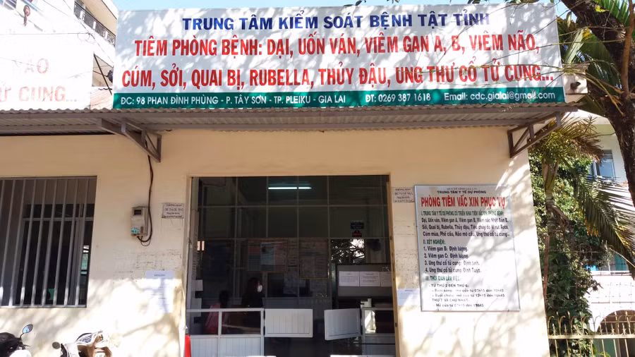 Ngày 1-4, tại TP.Pleiku đã xảy ra vụ một con chó thả rông cắn người khiến 16 trường hợp phải đi tiêm vắc xin, huyết thanh kháng dại tại Trung tâm Kiểm soát bệnh tật tỉnh. Ảnh: Như Ý