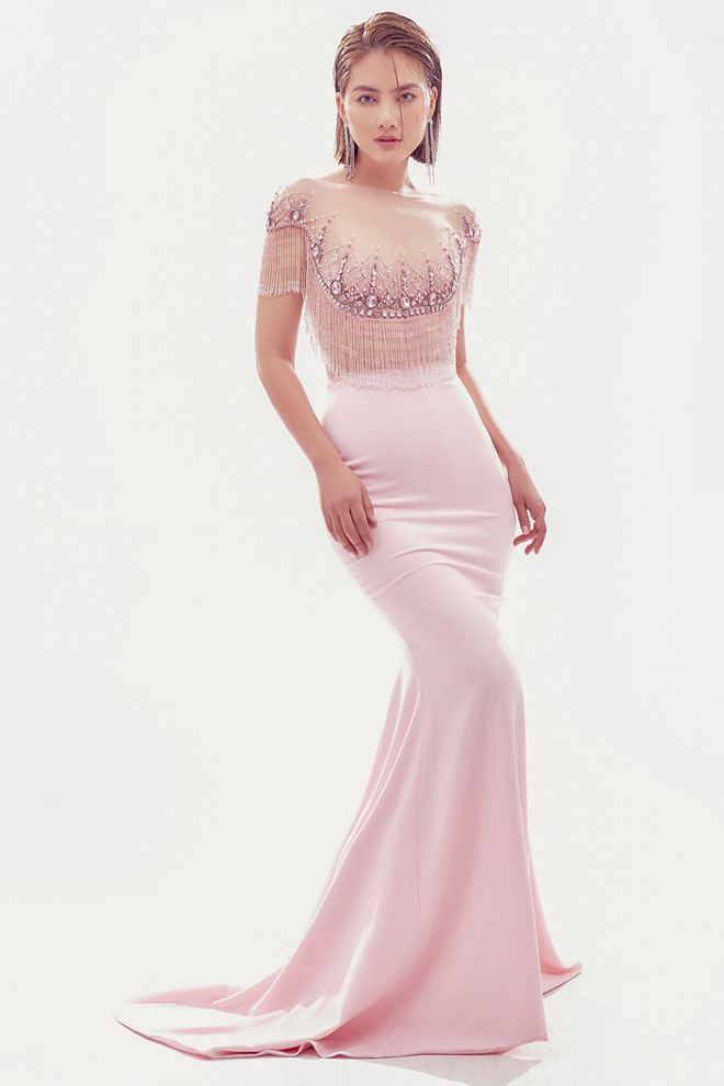 Từ chiếc đầm ôm đuôi cá chất liệu silk bóng đỏ hay bộ váy mullet xếp ly tạo hình hoa hồng cho tới những bộ dạ hội chất liệu oganza với kiểu dáng tay trễ tạo điểm nhấn sexy gợi cảm, đầm đuôi cá chất liệu silk bóng màu hoa hồng Pháp cổ điển sang trọng, tất cả khiến nữ diễn viên trở nên quyến rũ lạ thường. ẢNH: HOÀNG PHÚC