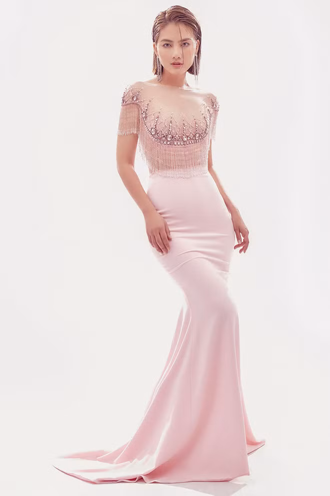 Từ chiếc đầm ôm đuôi cá chất liệu silk bóng đỏ hay bộ váy mullet xếp ly tạo hình hoa hồng cho tới những bộ dạ hội chất liệu oganza với kiểu dáng tay trễ tạo điểm nhấn sexy gợi cảm, đầm đuôi cá chất liệu silk bóng màu hoa hồng Pháp cổ điển sang trọng, tất cả khiến nữ diễn viên trở nên quyến rũ lạ thường. ẢNH: HOÀNG PHÚC