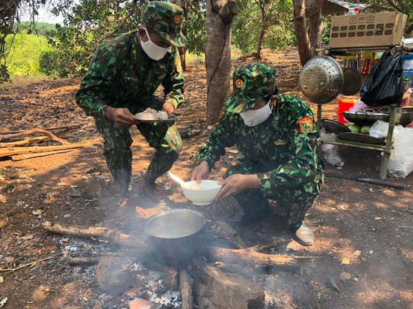 Việc nấu nướng giữa rừng trở nên vô cùng khó. Ảnh: A.H