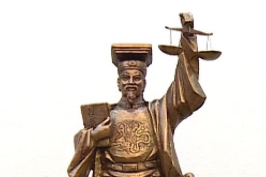 Cuốn Hình thư trong tay vua Lý Thái Tông là một vật cụ thể, rất thiếu giá trị biểu tượng dù đây được thuyết minh là biểu tượng công lý. Cuốn Hình thư trong tay vua Lý Thái Tông là một vật cụ thể, rất thiếu giá trị biểu tượng dù đây được thuyết minh là biểu tượng công lý.