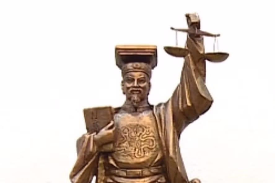 Cuốn Hình thư trong tay vua Lý Thái Tông là một vật cụ thể, rất thiếu giá trị biểu tượng dù đây được thuyết minh là biểu tượng công lý.