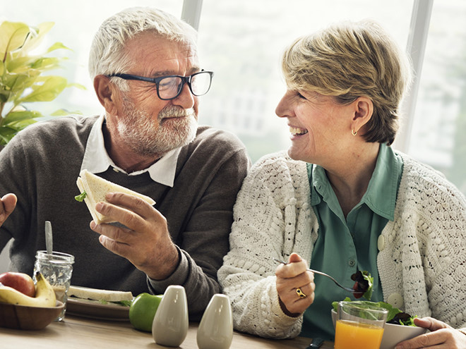 5 loại nước ép gồm cam và bưởi; nước ép cà chua; củ cải, cà rốt, gừng và nghệ; cải xoăn, cà chua và cần tây; táo, cà rốt và cam... có thể giúp tăng cường hệ miễn dịch cho người cao tuổi. Ảnh minh họa: Shutterstock