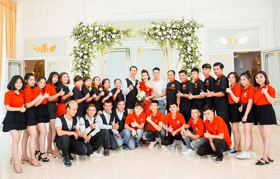 Nắm trong tay 1 quán cơm, 2 nhà hàng kinh doanh ẩm thực, vợ chồng chị Liên đã tạo công ăn việc làm cho hơn 20 lao động địa phương. Ảnh: Ngọc Minh