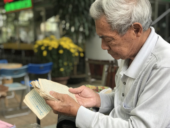 Thầy Nguyễn Trúc vẫn xúc động khi đọc lại nhật ký một thời hào hùng - Ảnh: TRUNG TÂN