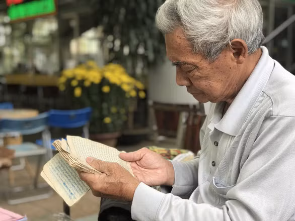 Thầy Nguyễn Trúc vẫn xúc động khi đọc lại nhật ký một thời hào hùng - Ảnh: TRUNG TÂN