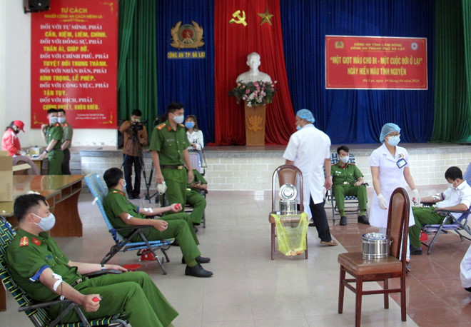 Cán bộ chiến sĩ trẻ Công an TP. Đà Lạt hiến máu nhân đạo. Ảnh: Lâm Viên