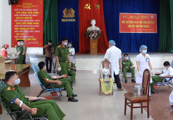 Cán bộ chiến sĩ trẻ Công an TP. Đà Lạt hiến máu nhân đạo. Ảnh: Lâm Viên