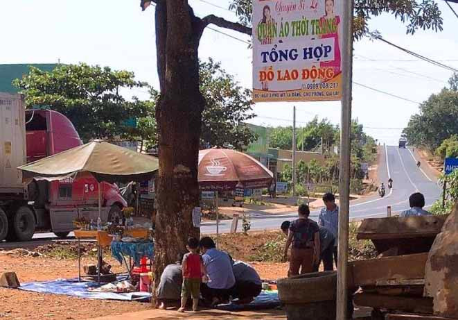 5 người bị phạt vì không đeo khẩu trang nơi công cộng trong vụ tập trung cúng thanh minh. Ảnh: Văn Ngọc