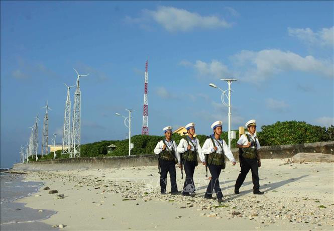 Cán bộ, chiến sỹ Trường Sa thường xuyên nâng cao cảnh giác, tích cực luyện tập sẵn sàng chiến đấu, vững tay súng bảo vệ chủ quyền biển, đảo thiêng liêng của Tổ quốc. Ảnh: Minh Đức/TTXVN