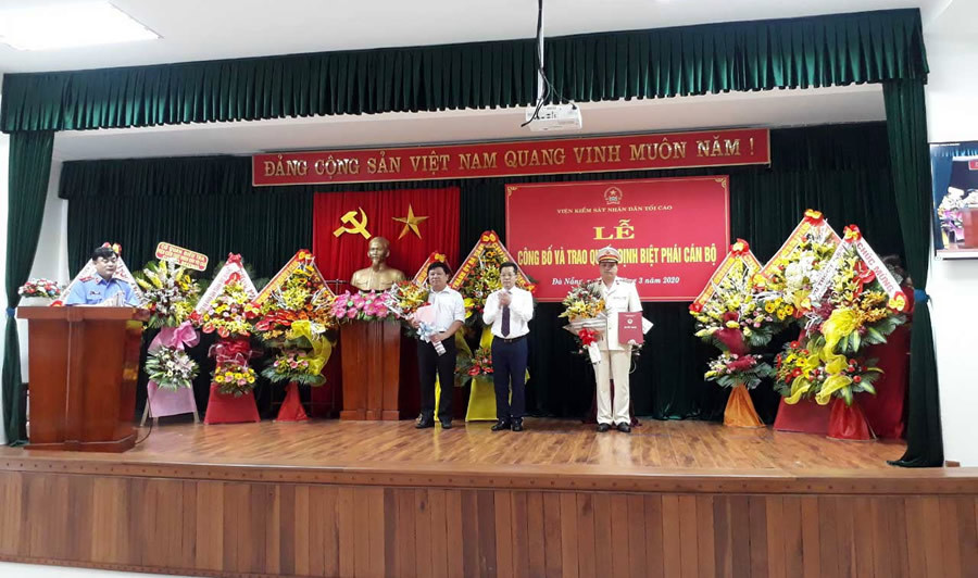 Phó Bí thư Thường trực Thành ủy Đà Nẵng Nguyễn Văn Quảng (giữa) tặng hoa chúc mừng ông Lê Tiến (phải) và ông Phan Trường Sơn Phó Bí thư Thường trực Thành ủy Đà Nẵng Nguyễn Văn Quảng (giữa) tặng hoa chúc mừng ông Lê Tiến (phải) và ông Phan Trường Sơn