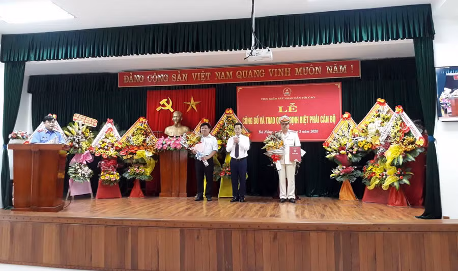 Phó Bí thư Thường trực Thành ủy Đà Nẵng Nguyễn Văn Quảng (giữa) tặng hoa chúc mừng ông Lê Tiến (phải) và ông Phan Trường Sơn