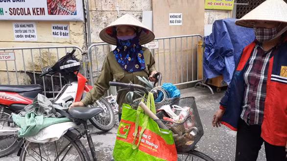 Chị Thay và bạn gặp khó vì không còn bán đồ đồng nát cho đại lý được nữa - Ảnh: TÂM LÊ