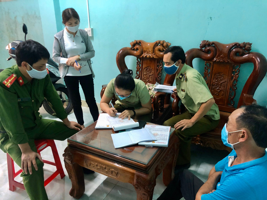 Đoàn đã tiến hành lập biên bản vi phạm đối với cơ sở dịch vụ xoa bóp, bấm huyệt do ông Vinh làm chủ. Ảnh: Q.T Đoàn đã tiến hành lập biên bản vi phạm đối với cơ sở dịch vụ xoa bóp, bấm huyệt do ông Vinh làm chủ. Ảnh: Q.T