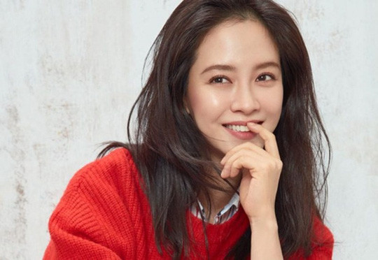Rửa mặt bằng nước lạnh: Song Ji Hyo luôn được gọi tên mỗi khi nhắc đến những mỹ nhân sở hữu làn da trắng mịn. Để có được vẻ ngoài trẻ trung, người đẹp 38 tuổi coi trọng quá trình làm sạch. Cô tẩy trang rất kỹ. Bên cạnh đó, nữ diễn viên thường mở lỗ chân lông bằng khăn ấm trước khi rửa mặt với sữa. Để làn da luôn mịn màng, 8X có thói quen làm sạch mặt với nước lạnh. Ảnh: Allkpop.