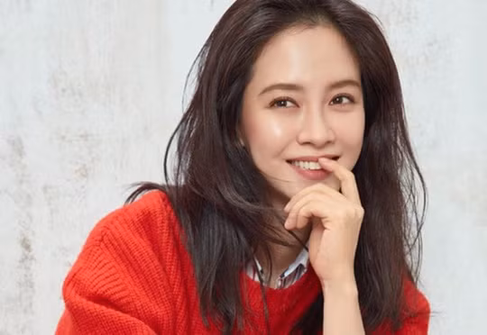 Rửa mặt bằng nước lạnh: Song Ji Hyo luôn được gọi tên mỗi khi nhắc đến những mỹ nhân sở hữu làn da trắng mịn. Để có được vẻ ngoài trẻ trung, người đẹp 38 tuổi coi trọng quá trình làm sạch. Cô tẩy trang rất kỹ. Bên cạnh đó, nữ diễn viên thường mở lỗ chân lông bằng khăn ấm trước khi rửa mặt với sữa. Để làn da luôn mịn màng, 8X có thói quen làm sạch mặt với nước lạnh. Ảnh: Allkpop.