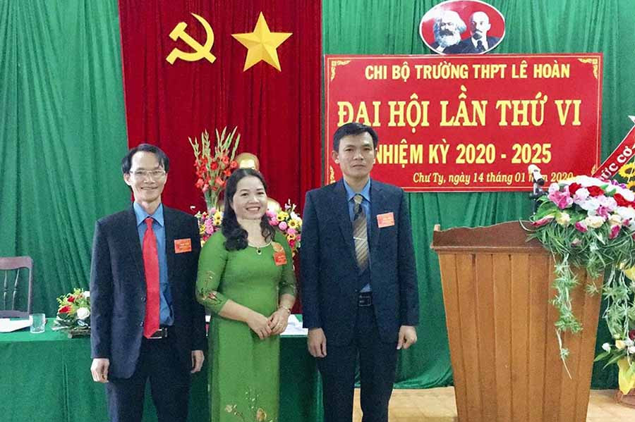 Cấp ủy Chi bộ trường THPT Lê Hoàn khóa mới ra mắt đại hội. Ảnh: Minh Nguyễn