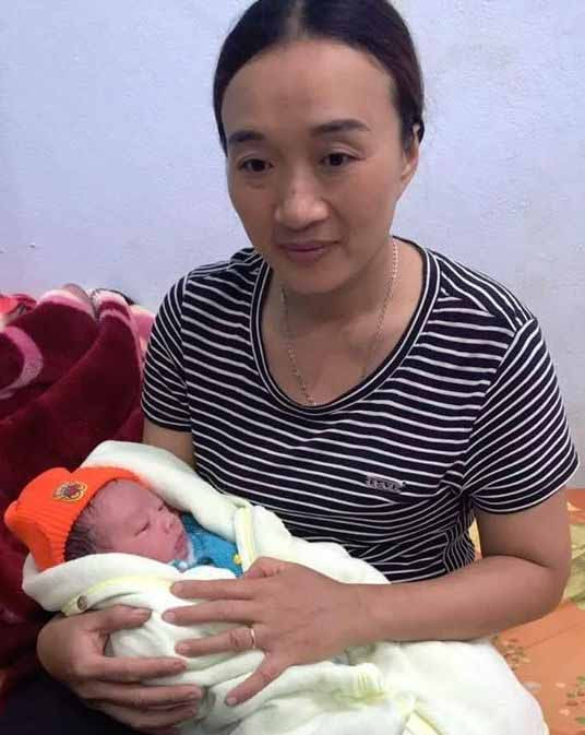 Bé trai đang được chăm sóc tại Trạm Y tế phường Thắng Lợi. Ảnh: Văn Ngọc