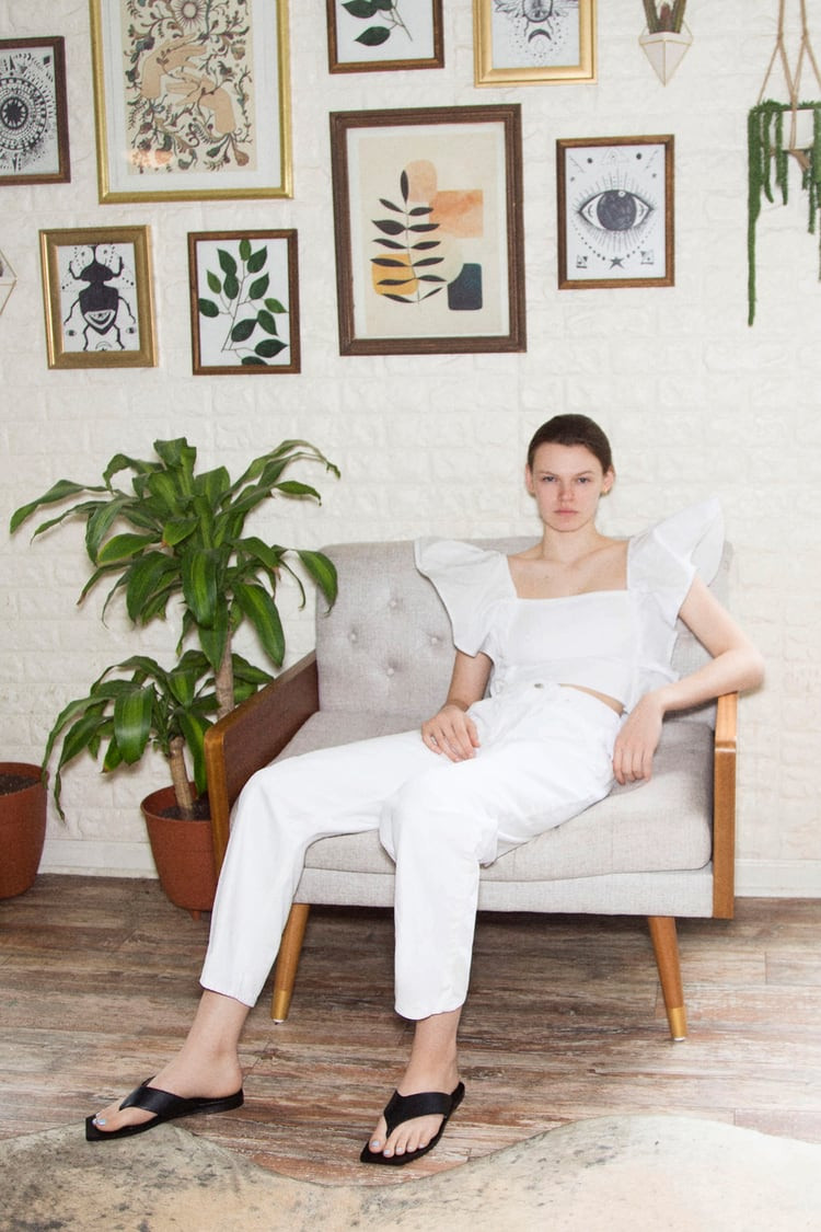 Trên trang web của Zara vẫn có hình ảnh người mẫu diện trang phục mới.