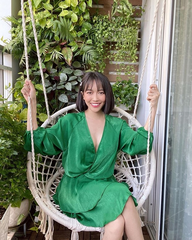 Diệu Nhi tận hưởng khoảnh khắc thảnh thơi ở góc vườn nhỏ. Bộ đầm ngủ xanh lá đã giúp cô nàng ''thổi bừng'' nhan sắc thành công.