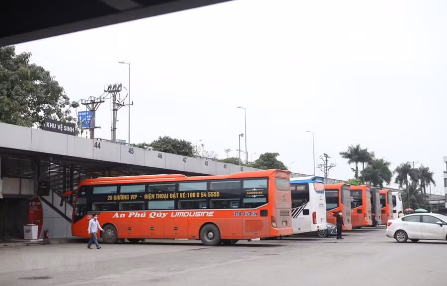 Các tuyến xe khách liên tỉnh tại bến xe Nước Ngầm (Hà Nội) đã dừng hoạt động vận tải để phòng chống dịch COVID-19. (Ảnh: Danh Lam/TTXVN)