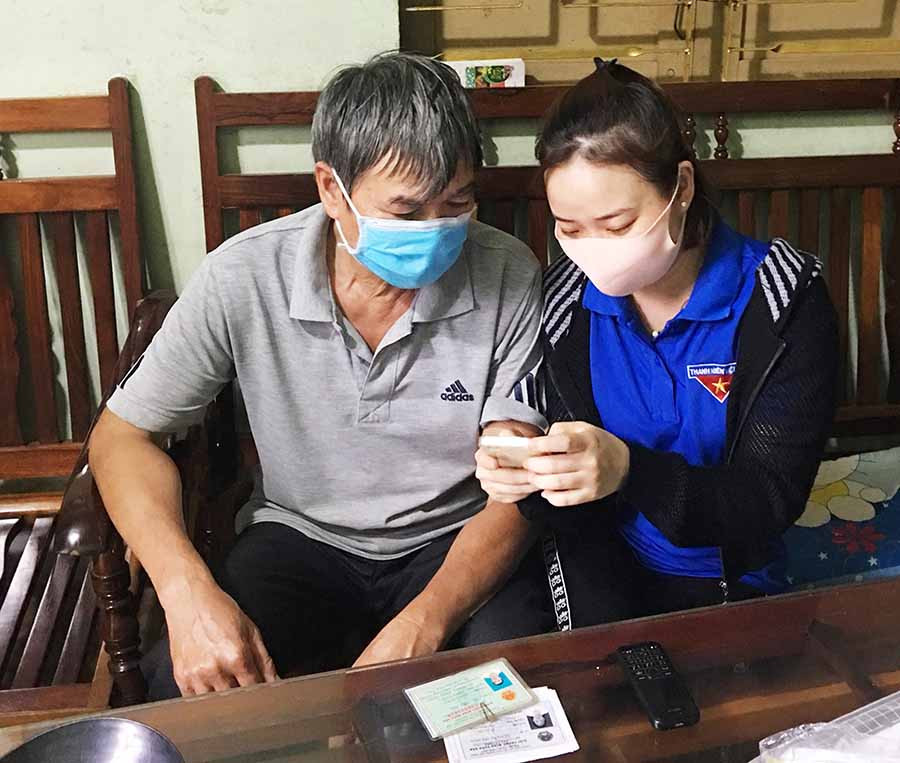  Đoàn viên phường Hội Thương (TP. Pleiku) đến tận nhà hỗ trợ người dân khai báo y tế. Ảnh: M.N